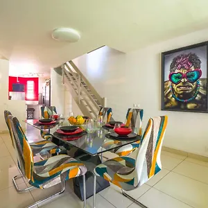 Hébergement de vacances Triplex Yasuke: Vivez L'experience Pop Art Et Geek En Plein Coeur De, Petit-Bourg